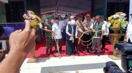 Foto ; Khofifah Gubernur Jatim saat potong bunga peresmian