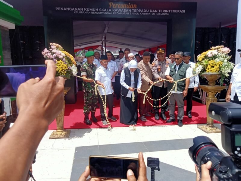 Foto ; Khofifah Gubernur Jatim saat potong bunga peresmian