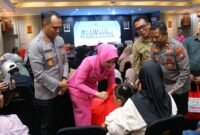 Ket foto. Kapolresta, Kombes Pol Putu Kholis hadir didampingi Ketua Bhayangkari Cabang Kota Malang Ny. Uthe Putu Kholis, tetap terus menjalin silaturahmi dengan keluarga korban tragedi Kanjuruhan yang berdomisili dari Kota Malang