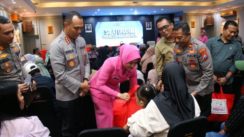 Ket foto. Kapolresta, Kombes Pol Putu Kholis hadir didampingi Ketua Bhayangkari Cabang Kota Malang Ny. Uthe Putu Kholis, tetap terus menjalin silaturahmi dengan keluarga korban tragedi Kanjuruhan yang berdomisili dari Kota Malang