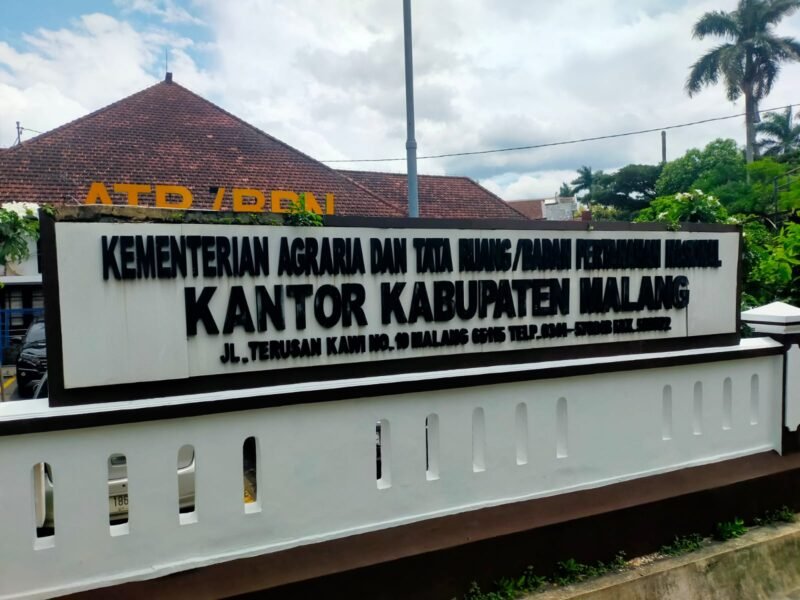 Ket. Foto : Tampak papan nama Kantor Kementerian Agraria dan Tata Ruang/BPN Kabupaten Malang, lokasi pengurusan administrasi pertanahan yang kini dipersoalkan warga terkait penutupan berkas permohonan split tanah tanpa pemberitahuan.