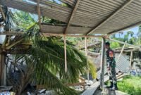 Ket foto. Rumah warga tertimpa pohon tumbang akibat angin kencang di Kecamatan Donomulyo 