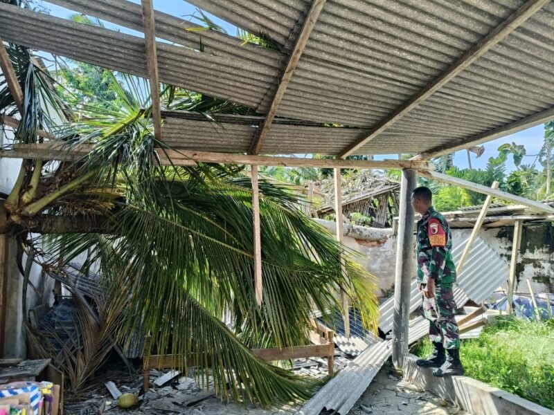 Ket foto. Rumah warga tertimpa pohon tumbang akibat angin kencang di Kecamatan Donomulyo 