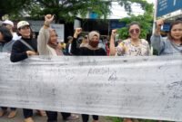 Ket foto. Aksi unjuk rasa warga Lahor Bendungan Karangkates Kecamatan Sumberpicung yang menolak keberadaan tiket masuk e tol