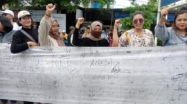 Ket foto. Aksi unjuk rasa warga Lahor Bendungan Karangkates Kecamatan Sumberpicung yang menolak keberadaan tiket masuk e tol