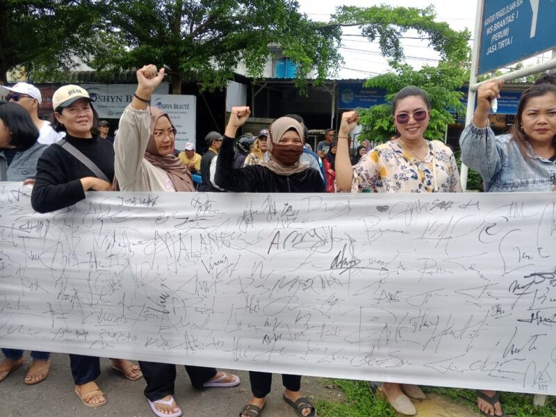 Ket foto. Aksi unjuk rasa warga Lahor Bendungan Karangkates Kecamatan Sumberpicung yang menolak keberadaan tiket masuk e tol