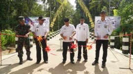 Ket foto. Bupati Malang H.M Sanusi didampingi Kepala Dinas PU Bina Marga, Khairul Isnaidi Kusuma Forkopimcam Bantur