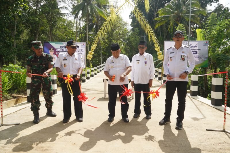 Ket foto. Bupati Malang H.M Sanusi didampingi Kepala Dinas PU Bina Marga, Khairul Isnaidi Kusuma Forkopimcam Bantur