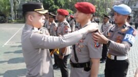 Ket foto. Kapolres Malang AKBP Muhammad Taat Resdi saat melakukan pengangkatan dan rotasi Pejabat Utama (PJU) dan  sejumlah Kapolsek di halaman Mapolres Malang
