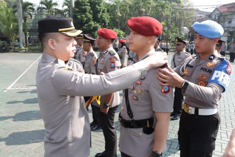 Ket foto. Kapolres Malang AKBP Muhammad Taat Resdi saat melakukan pengangkatan dan rotasi Pejabat Utama (PJU) dan  sejumlah Kapolsek di halaman Mapolres Malang