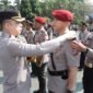Ket foto. Kapolres Malang AKBP Muhammad Taat Resdi saat melakukan pengangkatan dan rotasi Pejabat Utama (PJU) dan  sejumlah Kapolsek di halaman Mapolres Malang