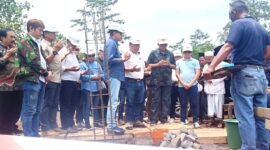 Ket foto. Founder MTC, Rendra Kresna (dua dari kanan pakai helm proyek) bersama Wali Kota Malang, Wahyu Hidayat dan perwakilan Forkopimda se Malang raya saat peletakan batu pertama pembangunan kantor MTC 