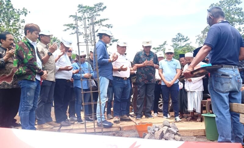 Ket foto. Founder MTC, Rendra Kresna (dua dari kanan pakai helm proyek) bersama Wali Kota Malang, Wahyu Hidayat dan perwakilan Forkopimda se Malang raya saat peletakan batu pertama pembangunan kantor MTC 