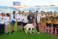 Ket foto. Bupati Malang, H.M Sanusi saat memberikan hadiah pertama pada tim Polres Malang pada sepakbola persahabatan antar instansi di stadion Kanjuruhan Malang 