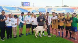 Ket foto. Bupati Malang, H.M Sanusi saat memberikan hadiah pertama pada tim Polres Malang pada sepakbola persahabatan antar instansi di stadion Kanjuruhan Malang 
