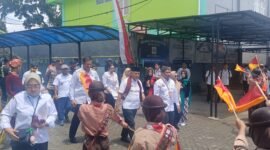 Ket foto. Bupati Malang H.M Sanusi didampingi Kepala Dinas Pendidikan, Bagus Sulistiawan (kiri) dan Kepala Sekolah SMPN 1 Karangploso, Arifin dalam kunjungan kerja di lembaganya