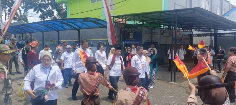 Ket foto. Bupati Malang H.M Sanusi didampingi Kepala Dinas Pendidikan, Bagus Sulistiawan (kiri) dan Kepala Sekolah SMPN 1 Karangploso, Arifin dalam kunjungan kerja di lembaganya