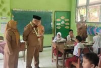 Ket foto. Bupati Malang, H.M Sanusi saat melihat langsung kondisi dan situasi di SDN 1 Pulungdowo, Kecamatan Tumpang