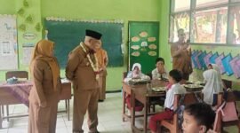 Ket foto. Bupati Malang, H.M Sanusi saat melihat langsung kondisi dan situasi di SDN 1 Pulungdowo, Kecamatan Tumpang