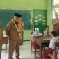 Ket foto. Bupati Malang, H.M Sanusi saat melihat langsung kondisi dan situasi di SDN 1 Pulungdowo, Kecamatan Tumpang