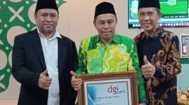 Ket foto. Ketua Yayasan SMK NUSA, Abdul Mujib Syadzili (kiri) didampingi Kepala Sekolah SMK NuSa, Imron (tengah) dan Ketua PC LP Ma'arif NU Kabupaten Malang, Prof.Dr. H. Abdul Malik K. Amrullah saat penyerahan ISO 21001 - 2018 di kantor pusat LP Ma'arif NU 