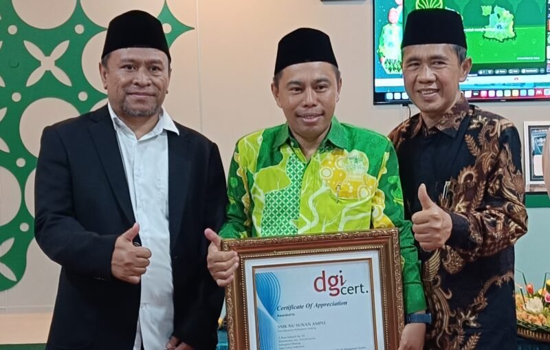 Ket foto. Ketua Yayasan SMK NUSA, Abdul Mujib Syadzili (kiri) didampingi Kepala Sekolah SMK NuSa, Imron (tengah) dan Ketua PC LP Ma'arif NU Kabupaten Malang, Prof.Dr. H. Abdul Malik K. Amrullah saat penyerahan ISO 21001 - 2018 di kantor pusat LP Ma'arif NU 