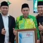 Ket foto. Ketua Yayasan SMK NUSA, Abdul Mujib Syadzili (kiri) didampingi Kepala Sekolah SMK NuSa, Imron (tengah) dan Ketua PC LP Ma'arif NU Kabupaten Malang, Prof.Dr. H. Abdul Malik K. Amrullah saat penyerahan ISO 21001 - 2018 di kantor pusat LP Ma'arif NU 