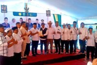Ket foto. Buoati Malang, H.M Sanusi bersama Ketua dan pengurus Himpunan Kerukunan Tani Indonesia Kabupaten Malang usai acara panen dan tanam raya padi di Kecamatan Turen