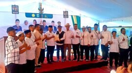 Ket foto. Buoati Malang, H.M Sanusi bersama Ketua dan pengurus Himpunan Kerukunan Tani Indonesia Kabupaten Malang usai acara panen dan tanam raya padi di Kecamatan Turen