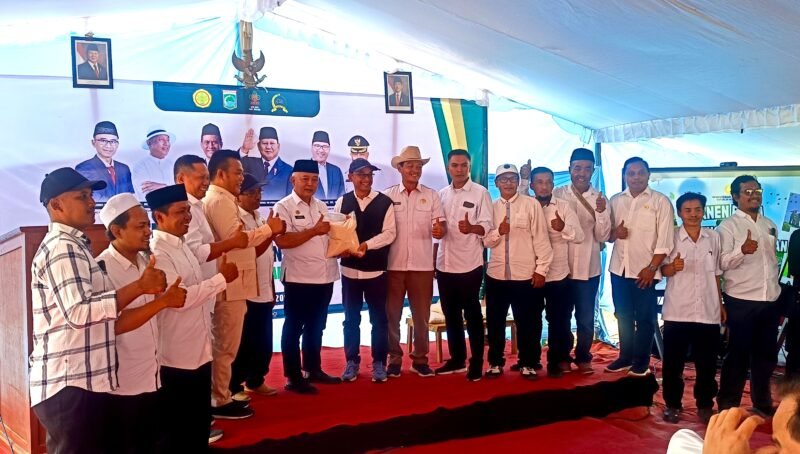 Ket foto. Buoati Malang, H.M Sanusi bersama Ketua dan pengurus Himpunan Kerukunan Tani Indonesia Kabupaten Malang usai acara panen dan tanam raya padi di Kecamatan Turen