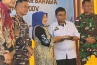 Ket foto. Wakil Bupati Malang, Lathifah Shohib saat menerima tumpeng peresmian SPPG di Kecamatan Kalipare