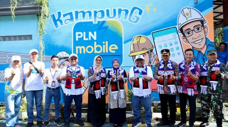 Ket foto. Wakil Bupati Malang, Lathifah Shohib bersama pejabat PLN Malang dan Forkopimcam Kepalnjen