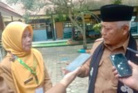 Ket foto. Bupati Malang H.M Sanusi bersama Kepala Sekolah SDN 4 Panggungrejo Kepanjen Istirochah saat diwawancara awak media 