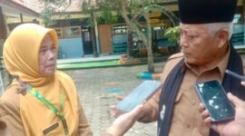Ket foto. Bupati Malang H.M Sanusi bersama Kepala Sekolah SDN 4 Panggungrejo Kepanjen Istirochah saat diwawancara awak media 