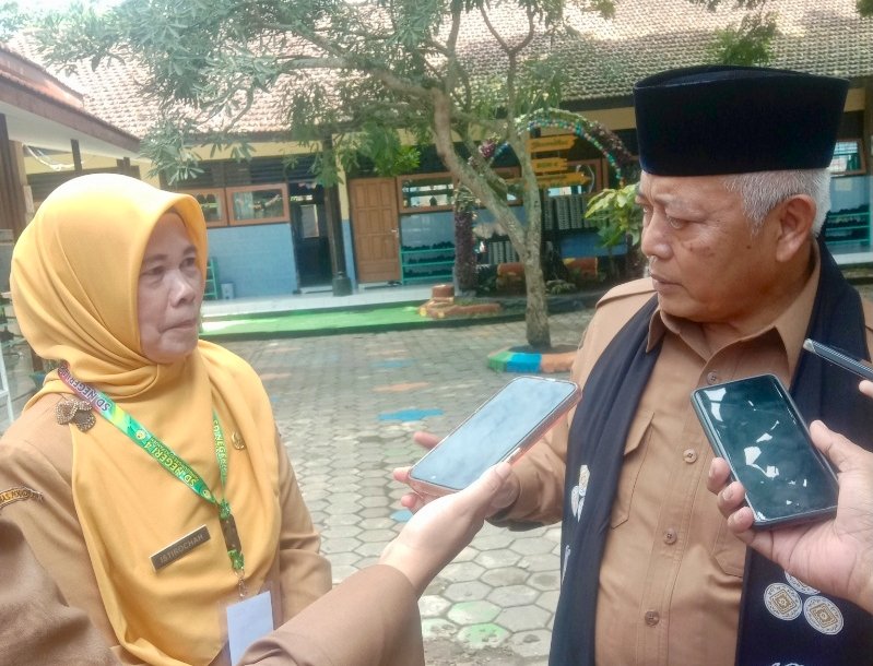 Ket foto. Bupati Malang H.M Sanusi bersama Kepala Sekolah SDN 4 Panggungrejo Kepanjen Istirochah saat diwawancara awak media 