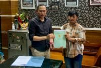 Ket foto. Perwakilan User Menerima SHGB dari Haris Alhisyam selaku Pengembang Perumahan GMK