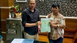 Ket foto. Perwakilan User Menerima SHGB dari Haris Alhisyam selaku Pengembang Perumahan GMK