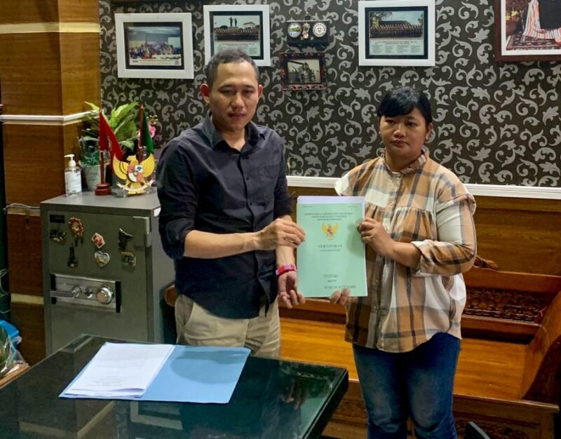 Ket foto. Perwakilan User Menerima SHGB dari Haris Alhisyam selaku Pengembang Perumahan GMK