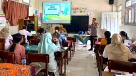 Ket foto. Petugas dari Babinkantibmas Polsek Wagir Polres Malang saat memberikan sosialisasi 