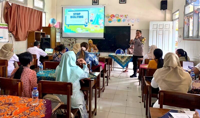 Ket foto. Petugas dari Babinkantibmas Polsek Wagir Polres Malang saat memberikan sosialisasi 