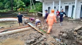 Ket foto. Petugas gabungan tampak membersihkan lumpur dan lainnya sisa banjir di lokasi pemandian Dewi Sri Pujon