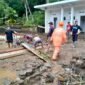 Ket foto. Petugas gabungan tampak membersihkan lumpur dan lainnya sisa banjir di lokasi pemandian Dewi Sri Pujon