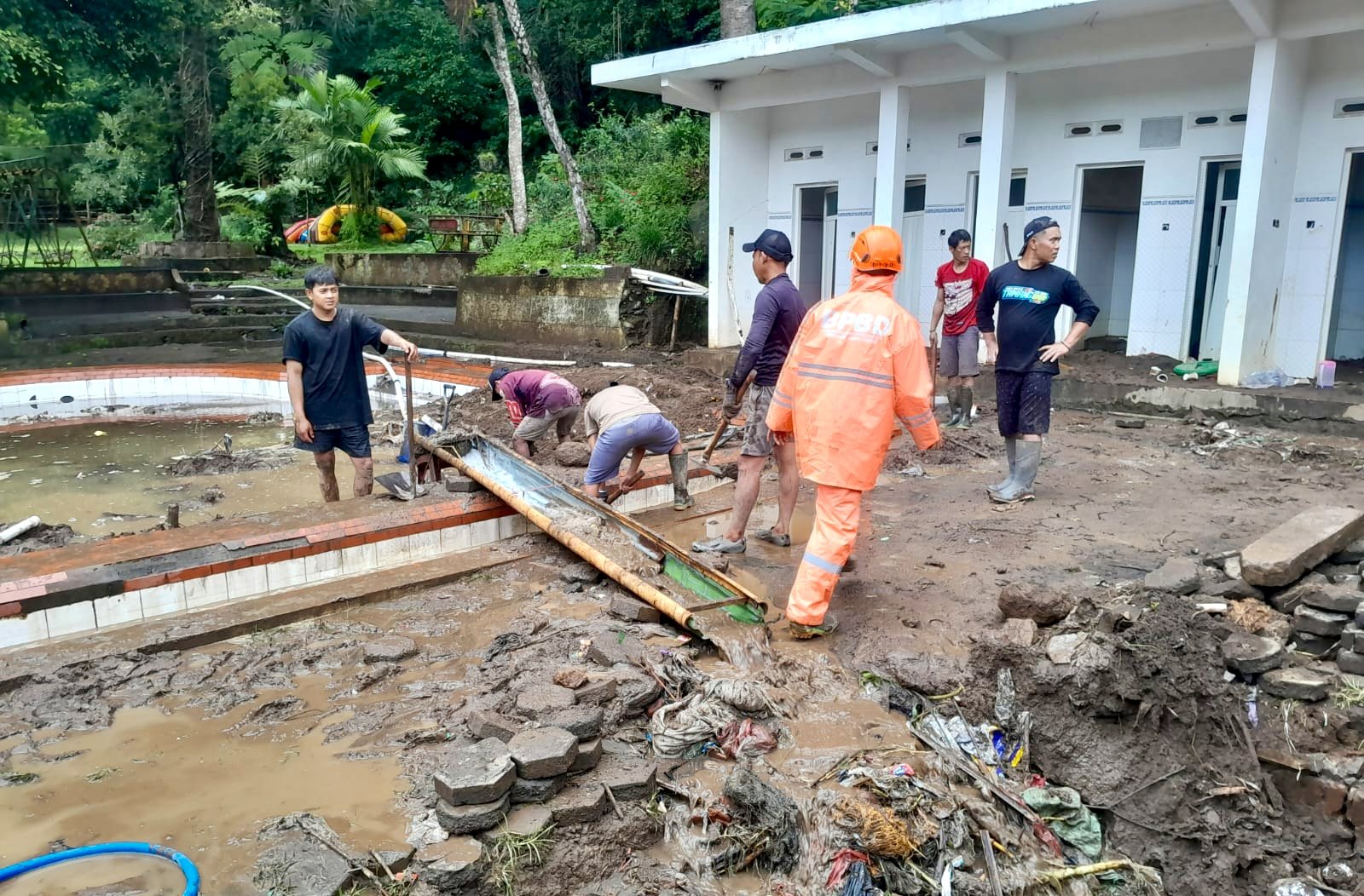 Banjir Terjang Kompleks Pemandian Dewi Sri Pujon, BPBD Malang Lakukan Kaji Cepat dan Koordinasi Lintas Sektor Oplus_16908288