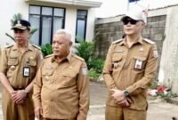 Ket foto. Kepala Dinas PU Bina Marga, Khairul Isnaidi Kusuma (kanan) saat mendampingi Bupati Malang, H.M Sanusi (tengah) mengecek kondisi ruas jalan Desa Banjararum, Singosari menuju Desa Tirtomoyo Pakis