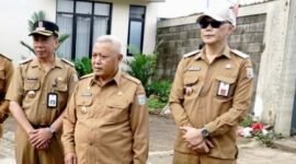 Ket foto. Kepala Dinas PU Bina Marga, Khairul Isnaidi Kusuma (kanan) saat mendampingi Bupati Malang, H.M Sanusi (tengah) mengecek kondisi ruas jalan Desa Banjararum, Singosari menuju Desa Tirtomoyo Pakis