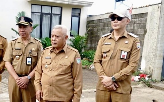Ket foto. Kepala Dinas PU Bina Marga, Khairul Isnaidi Kusuma (kanan) saat mendampingi Bupati Malang, H.M Sanusi (tengah) mengecek kondisi ruas jalan Desa Banjararum, Singosari menuju Desa Tirtomoyo Pakis
