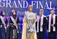 Dokumen foto : siswi MAN 1 Pasuruan Haifa Zahira Ibrahim Thalib saat dapat penghargaan