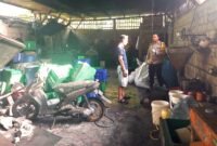 Ket foto. Petugas dari Kepolisian Resor Malang saat melakukan olah TKP ledakan ketel pabrik tahu di Kecamatan Pakisaji