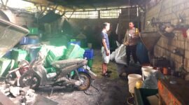 Ket foto. Petugas dari Kepolisian Resor Malang saat melakukan olah TKP ledakan ketel pabrik tahu di Kecamatan Pakisaji