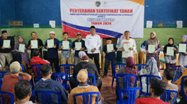 Ket foto. Kepala Desa Sekarpuro, Sulirmanto saat pembagian sertifikat tanah program PTSL di Balaidesa